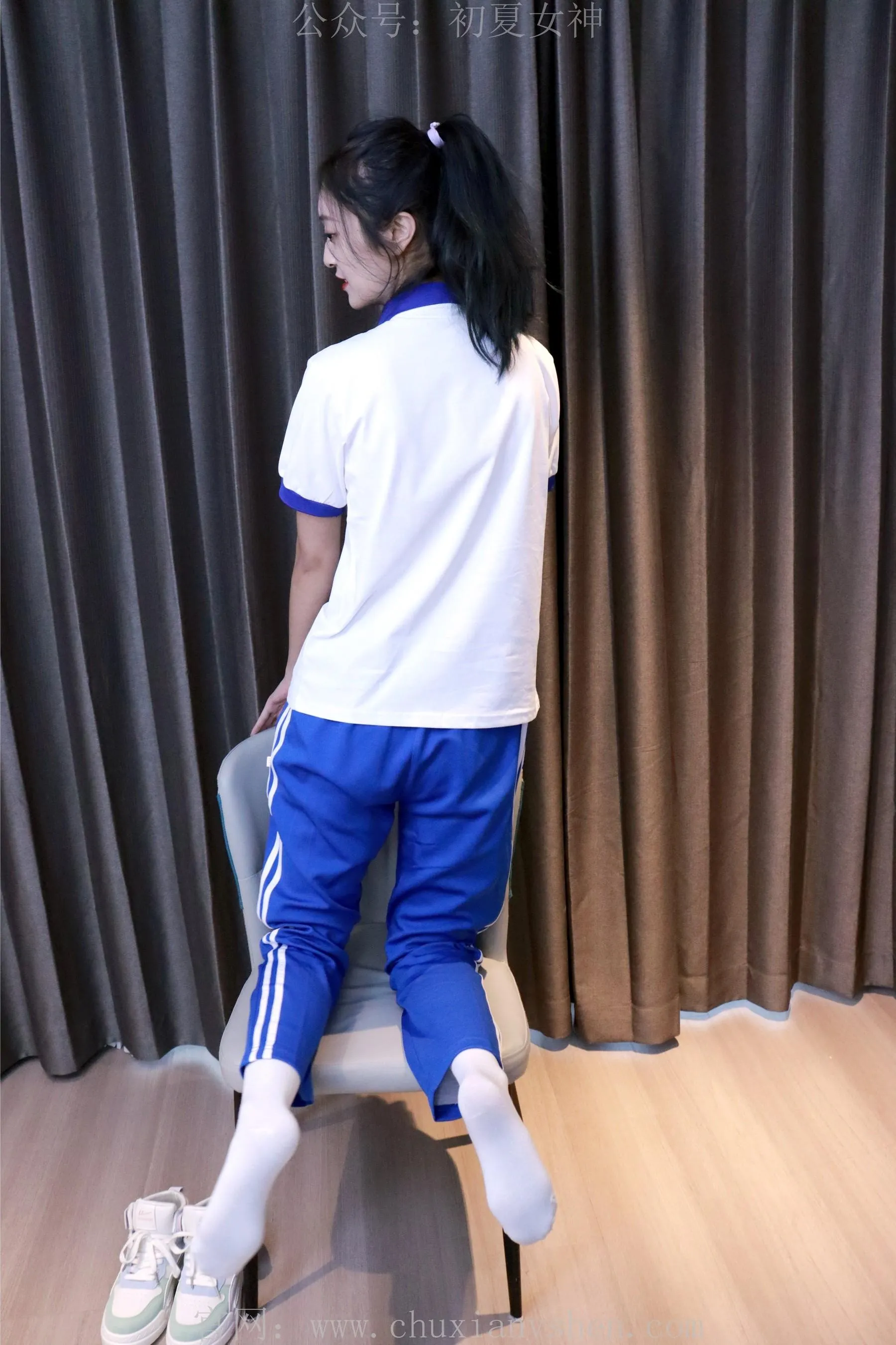 初夏女神 NO.001 依依校服搭配37码运动鞋拍摄 [126P]插图4